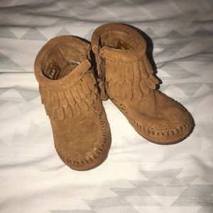 Size 3 infant minnetonka boots